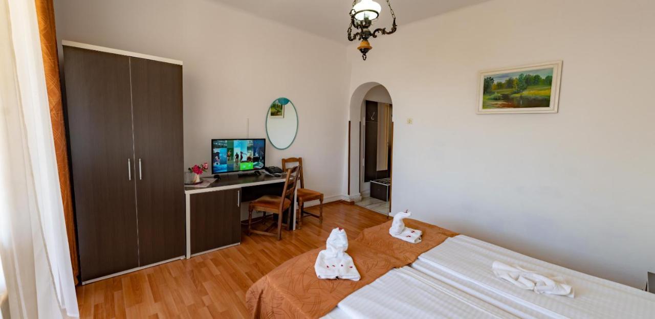 Hotel Turist Pucioasa エクステリア 写真