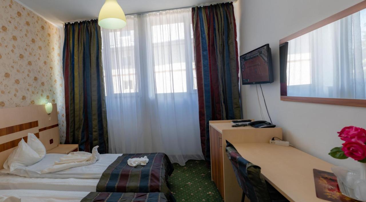 Hotel Turist Pucioasa エクステリア 写真