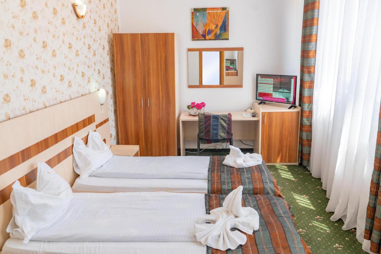 Hotel Turist Pucioasa エクステリア 写真