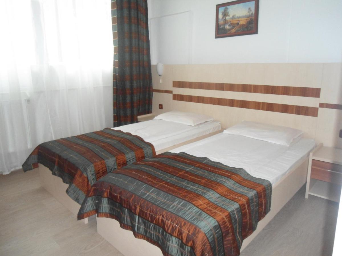 Hotel Turist Pucioasa エクステリア 写真