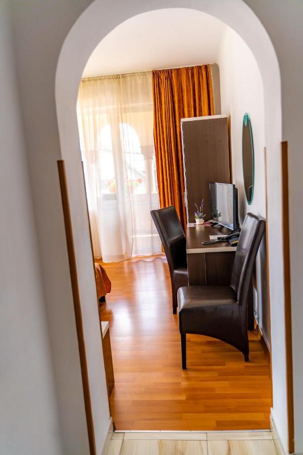 Hotel Turist Pucioasa エクステリア 写真