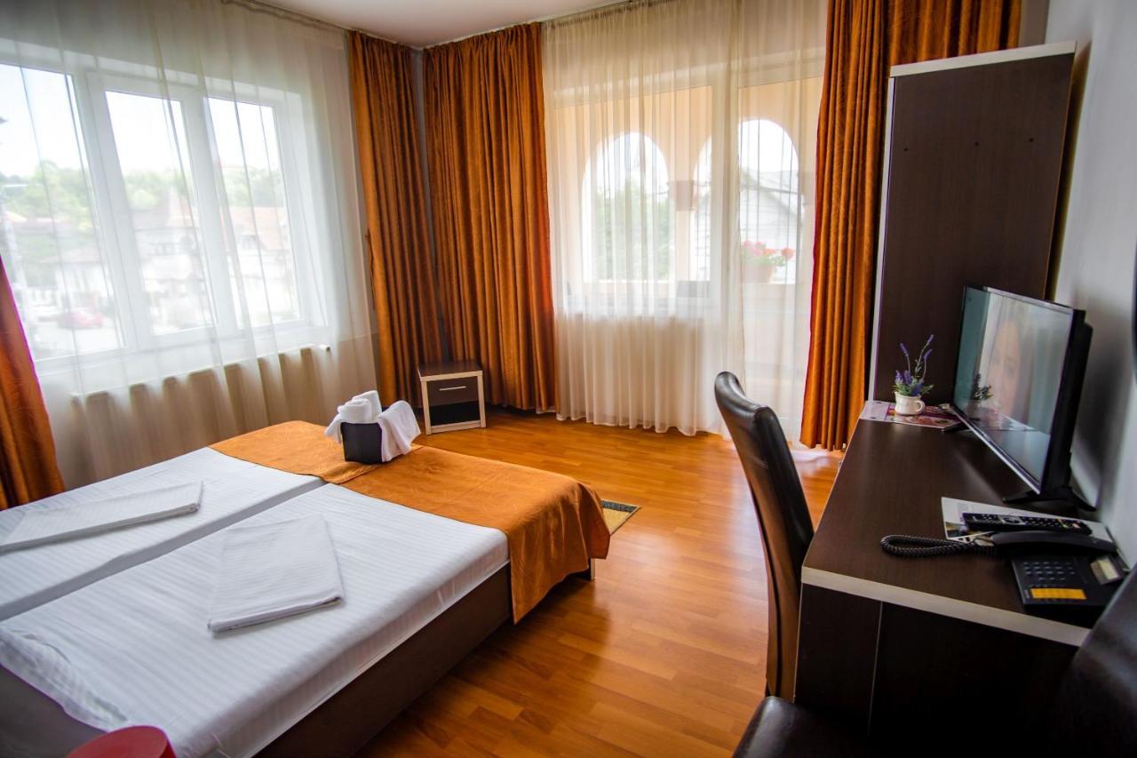Hotel Turist Pucioasa エクステリア 写真