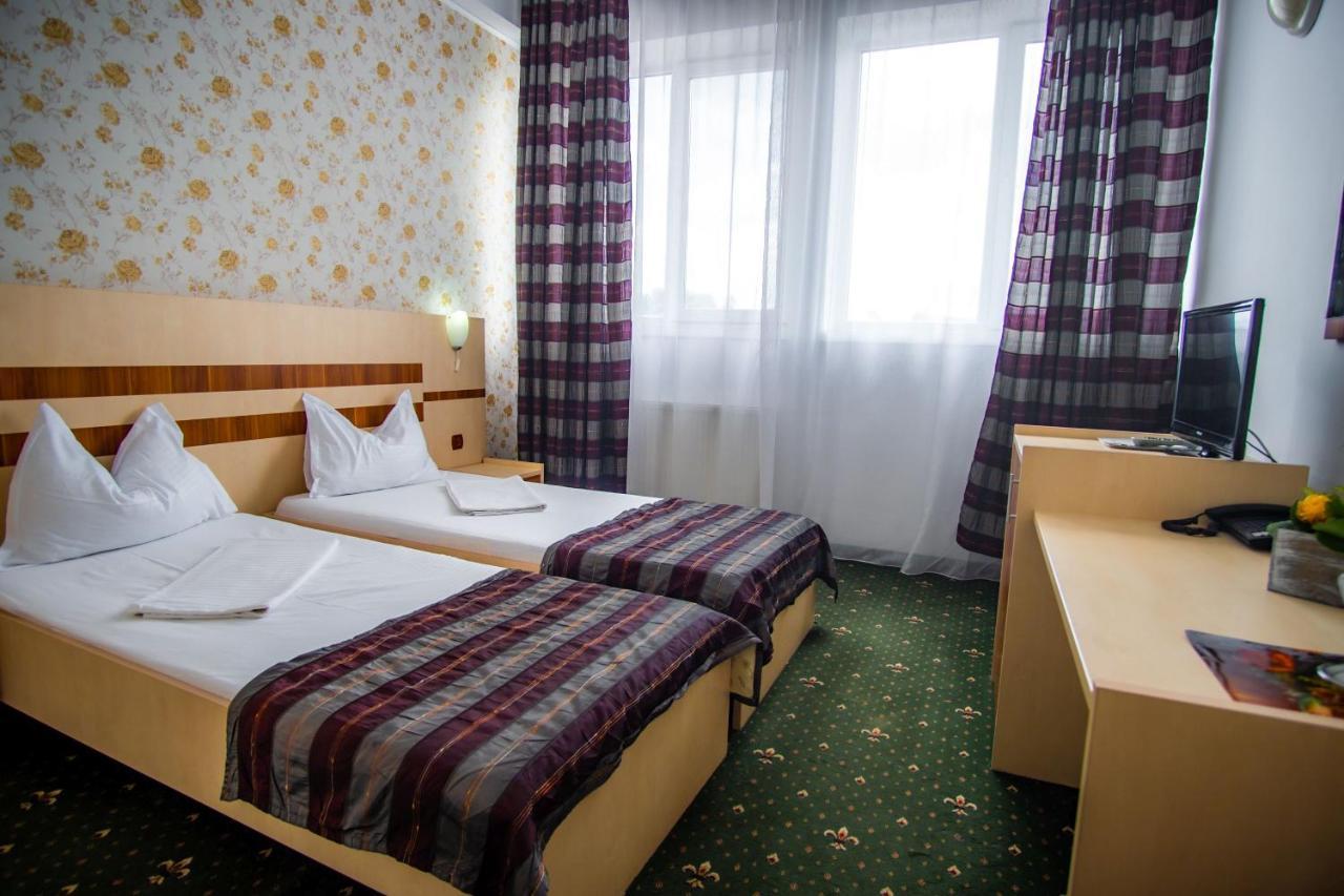 Hotel Turist Pucioasa エクステリア 写真