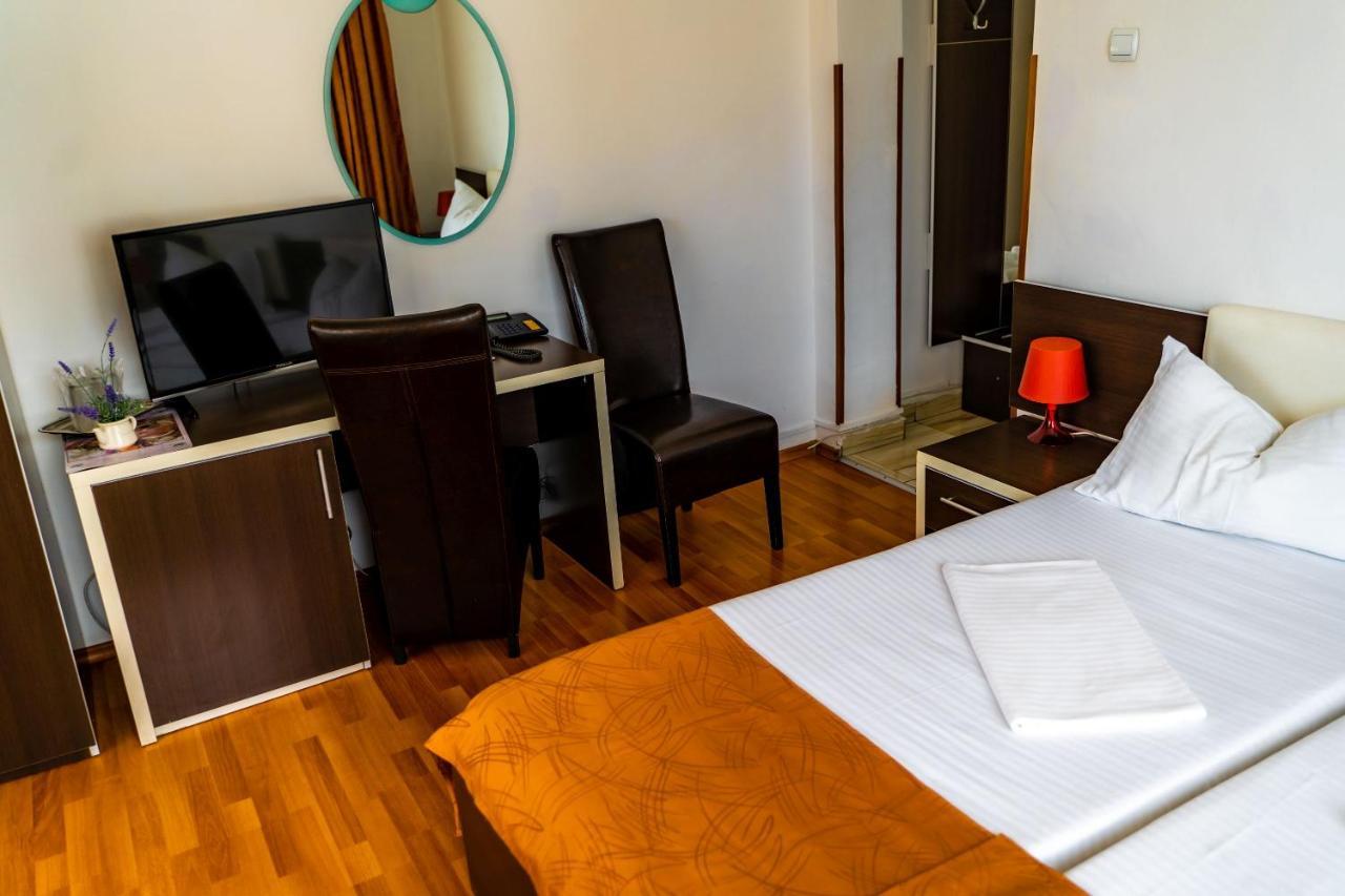 Hotel Turist Pucioasa エクステリア 写真