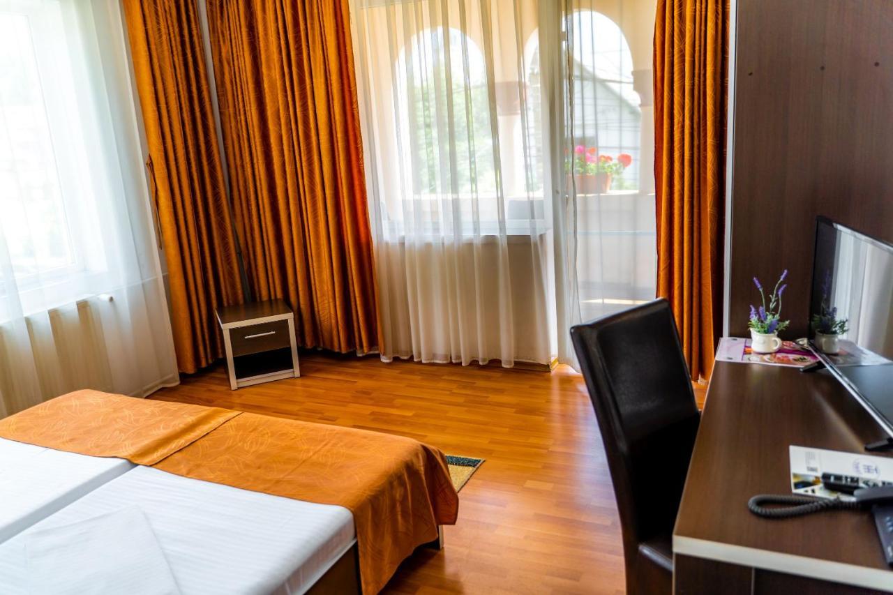 Hotel Turist Pucioasa エクステリア 写真