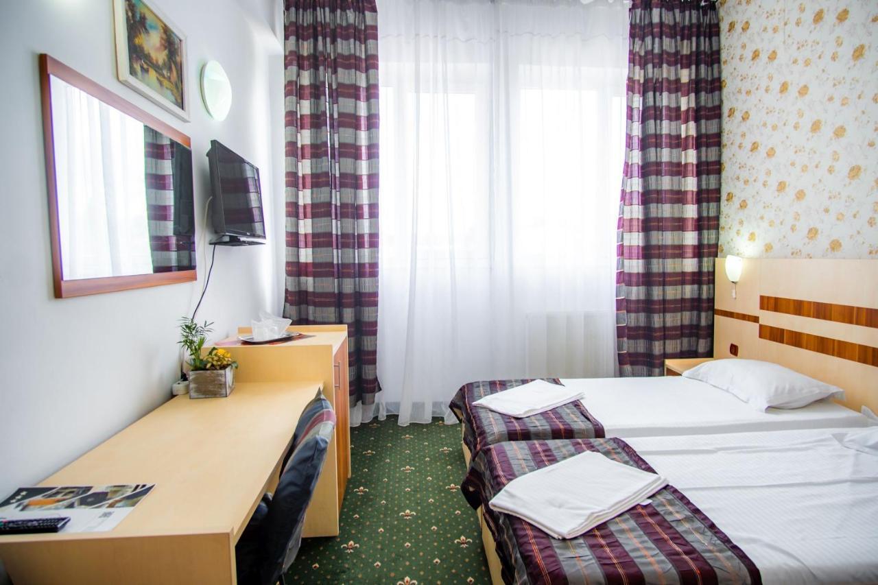 Hotel Turist Pucioasa エクステリア 写真