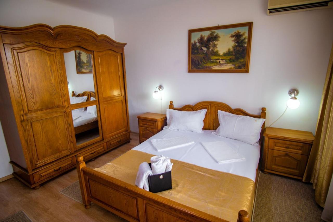 Hotel Turist Pucioasa エクステリア 写真