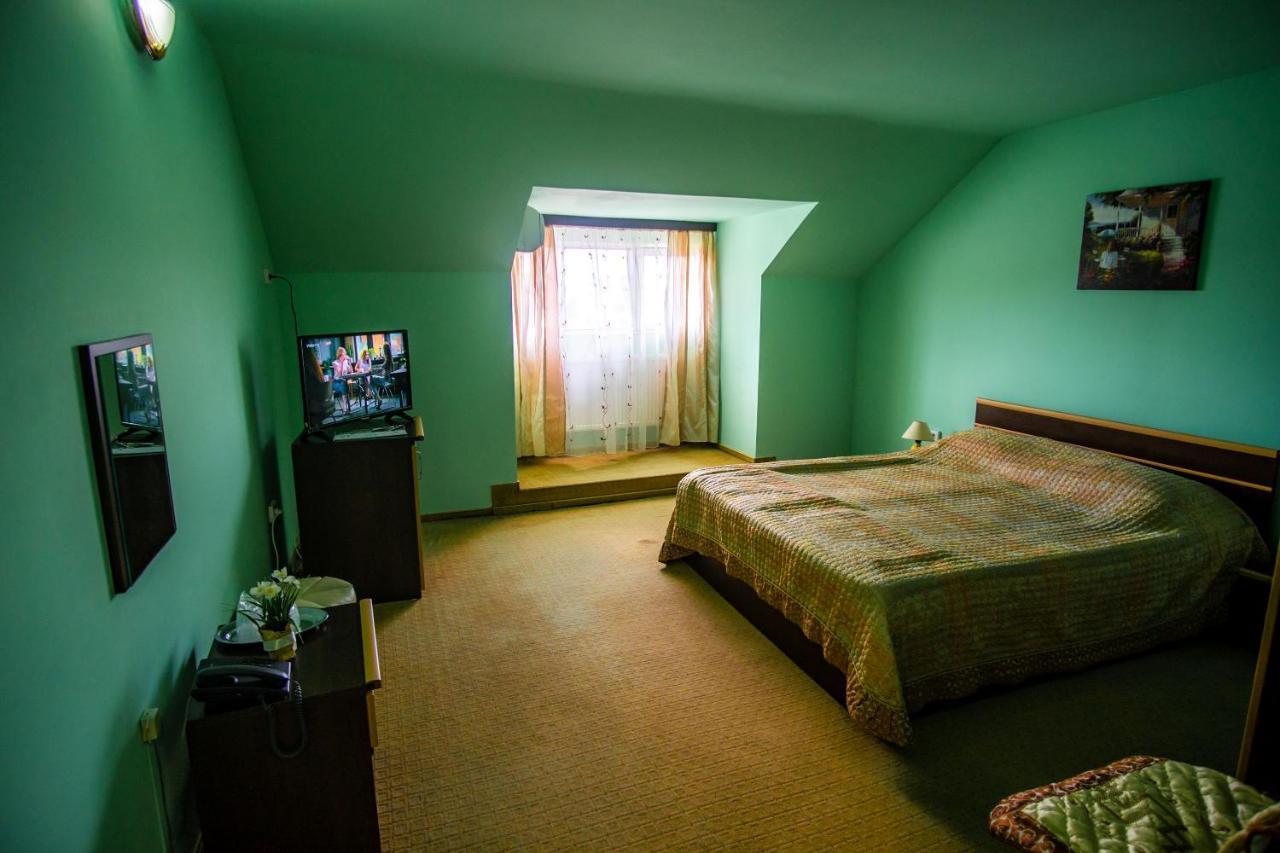 Hotel Turist Pucioasa エクステリア 写真