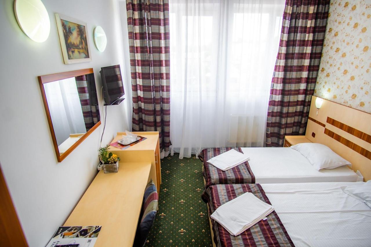 Hotel Turist Pucioasa エクステリア 写真