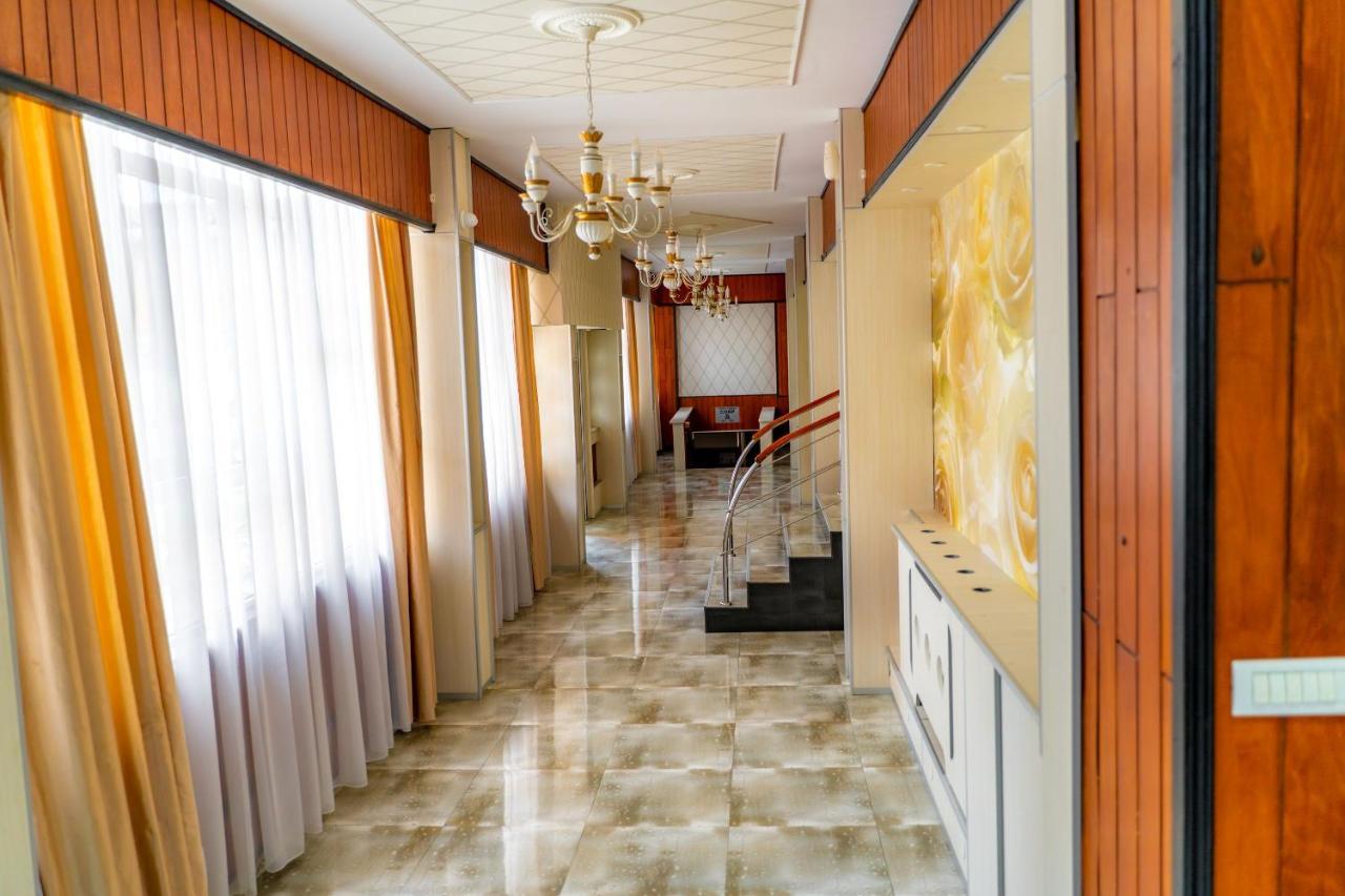 Hotel Turist Pucioasa エクステリア 写真