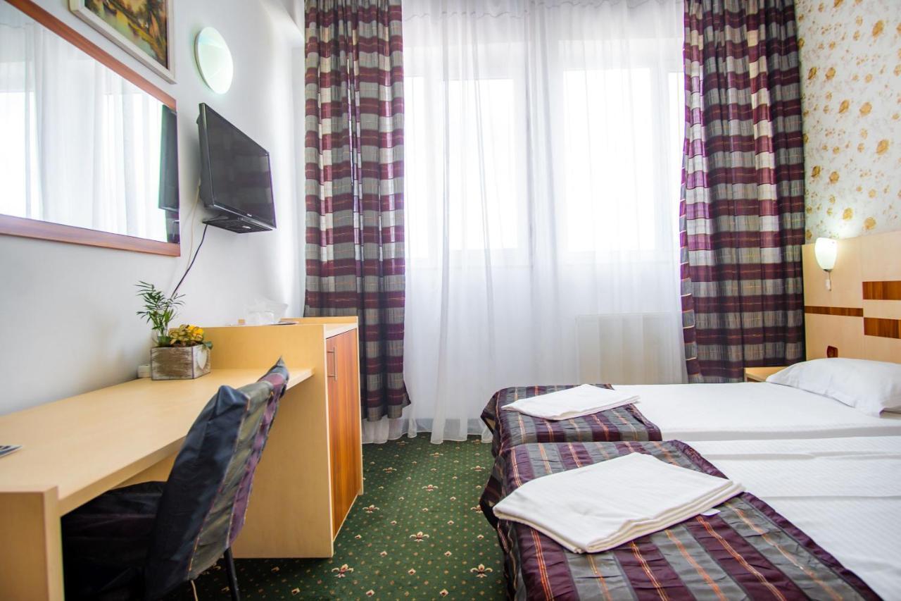 Hotel Turist Pucioasa エクステリア 写真