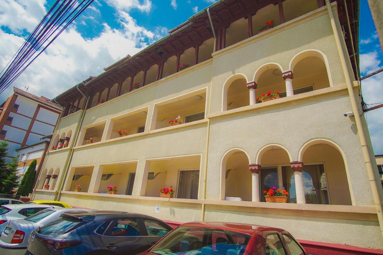 Hotel Turist Pucioasa エクステリア 写真