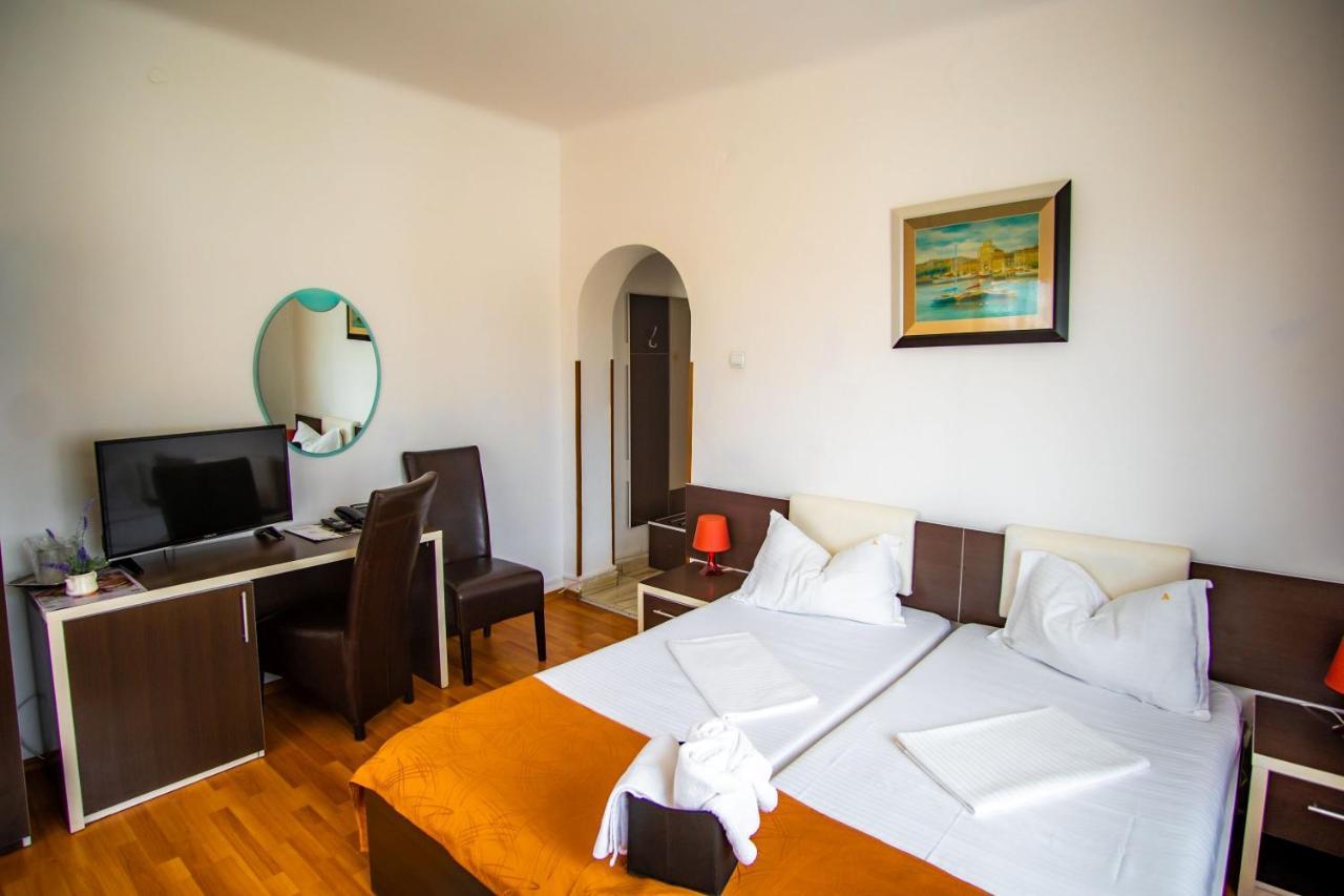Hotel Turist Pucioasa エクステリア 写真