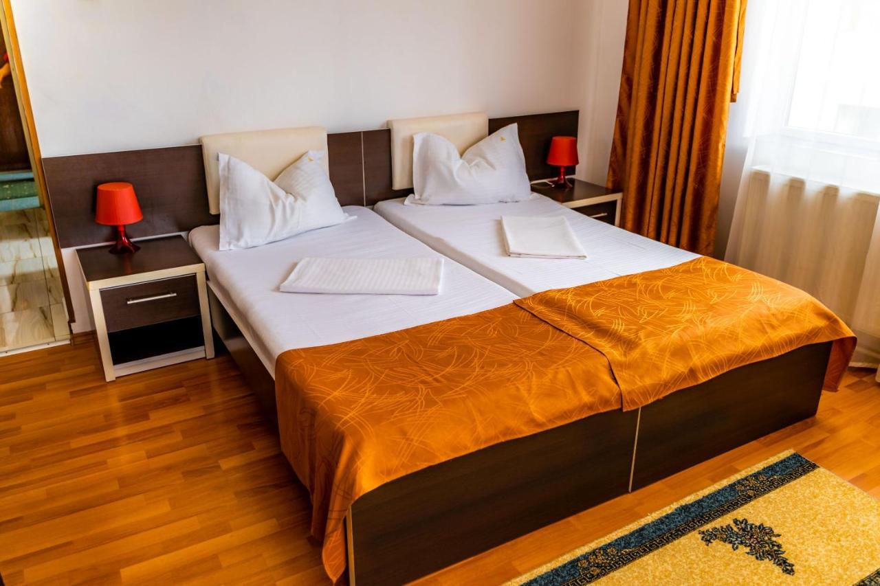 Hotel Turist Pucioasa エクステリア 写真