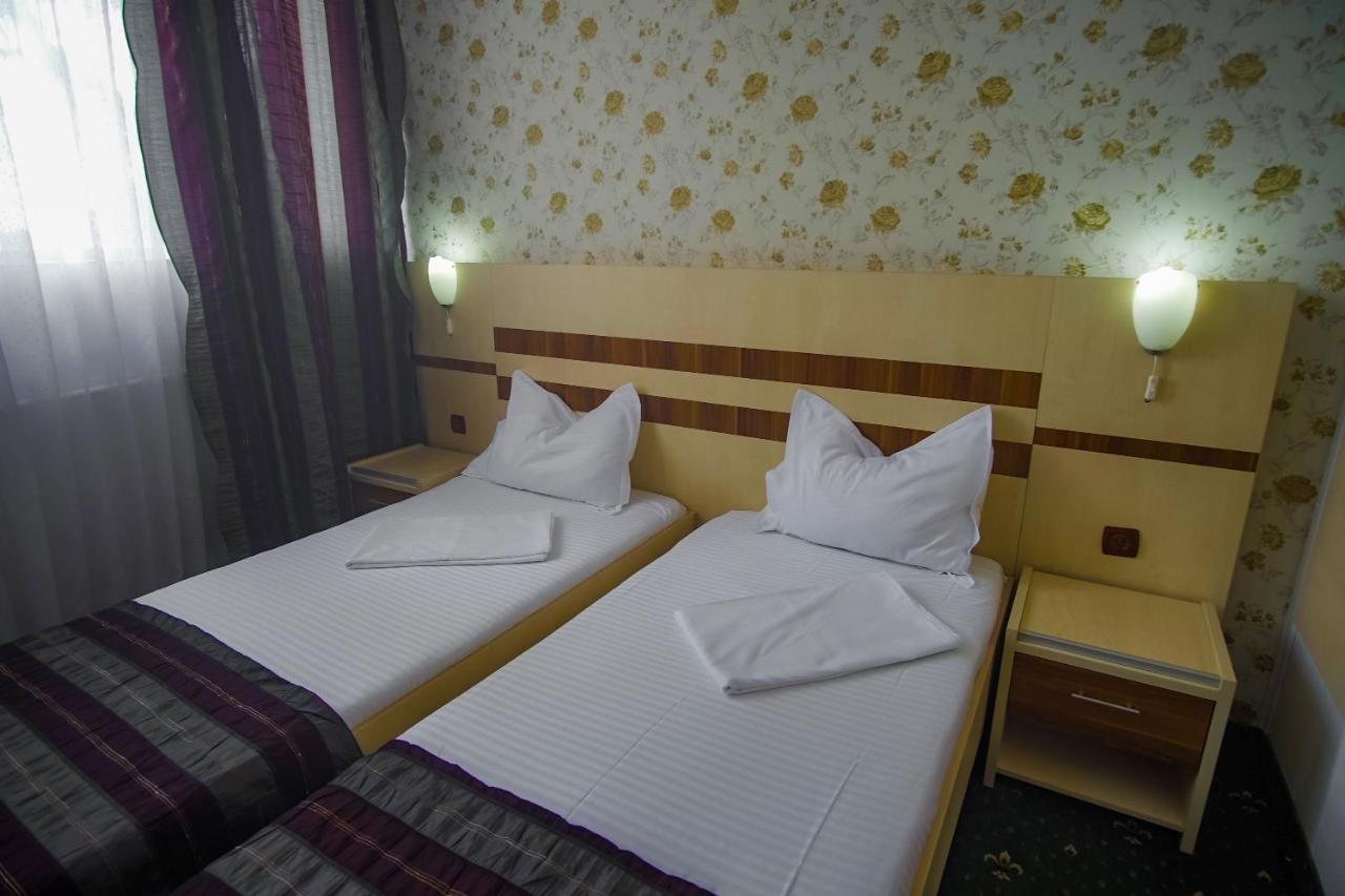 Hotel Turist Pucioasa エクステリア 写真